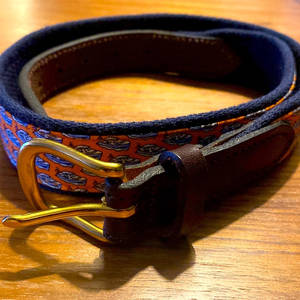 Vineyard Vines Canvas Club Belt with boats, Size 28. In great condition.